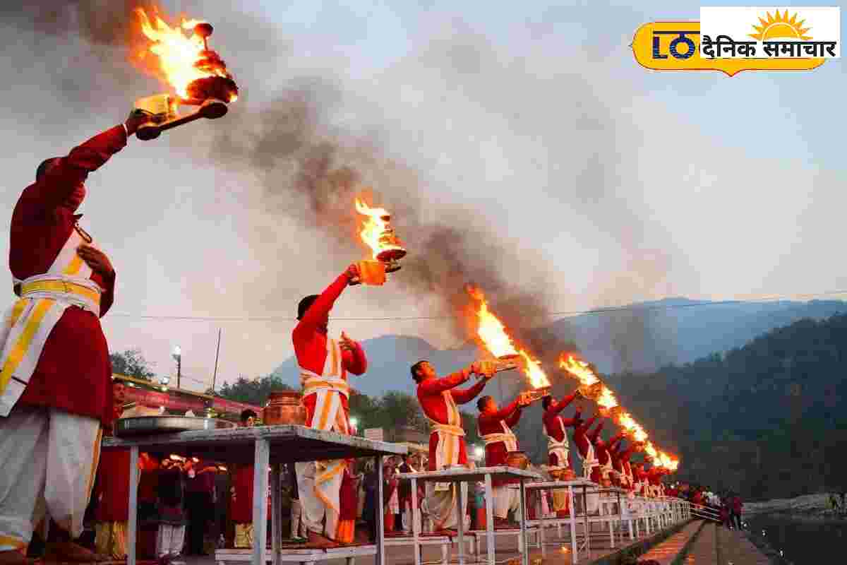 विश्व प्रसिद्ध है त्रिवेणी घाट की संध्या गंगा आरती, देश-विदेश से आते भक्त