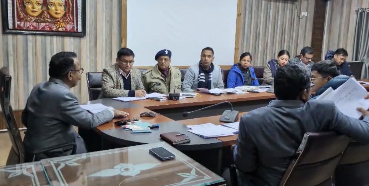 जिलाधिकारी ने अधिकारियों को कसे पेंच