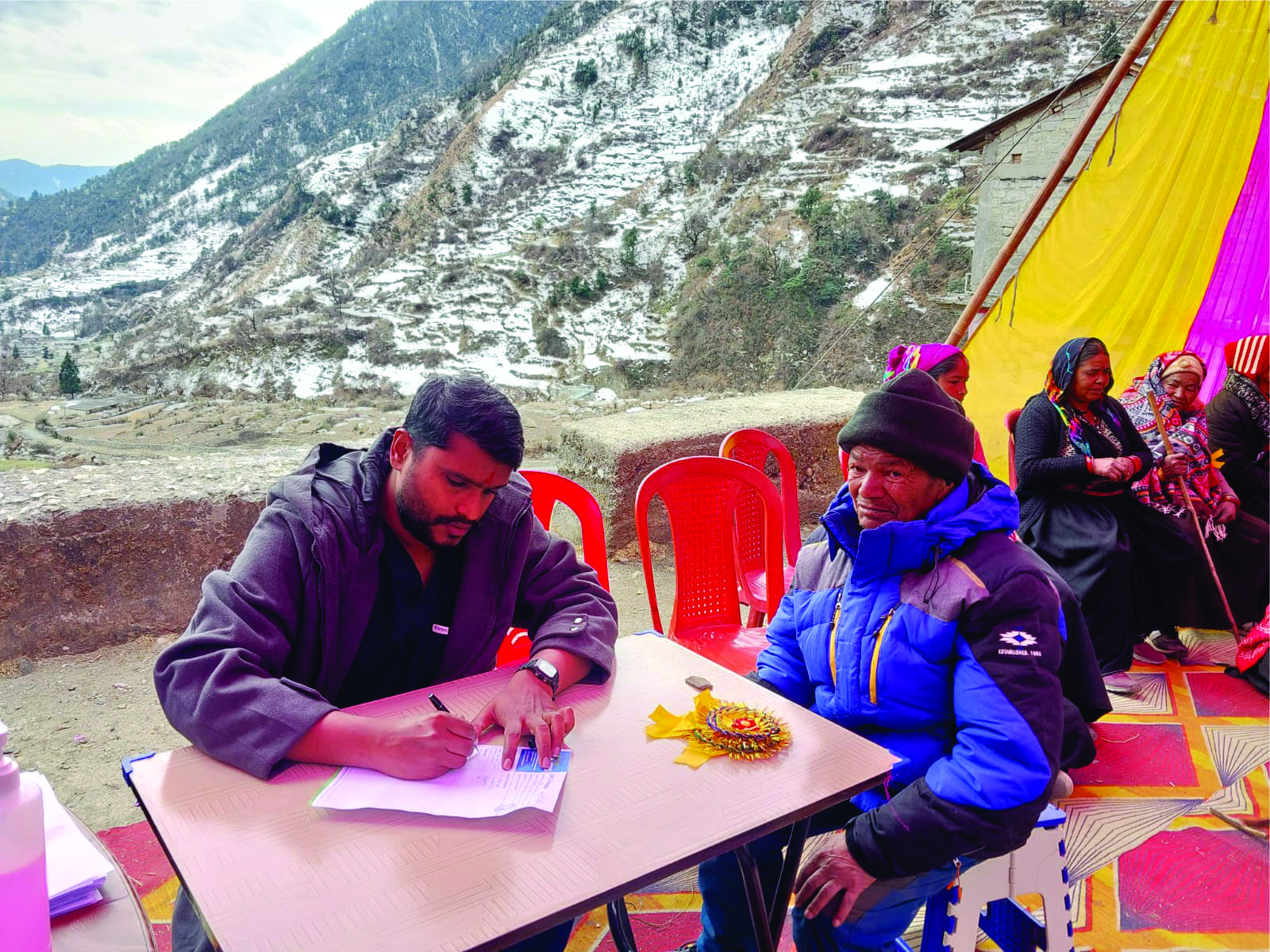 बर्फबारी के बीच दुर्गम गांव पहुंचे ग्राफिक एरा के डॉक्टर