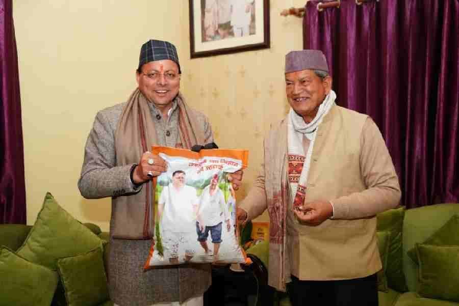 मुख्यमंत्री धामी ने पूर्व सीएम हरीश रावत से की शिष्टाचार भेंट, अपने खेत में उत्पादित चावल हरीश रावत को किए भेंट