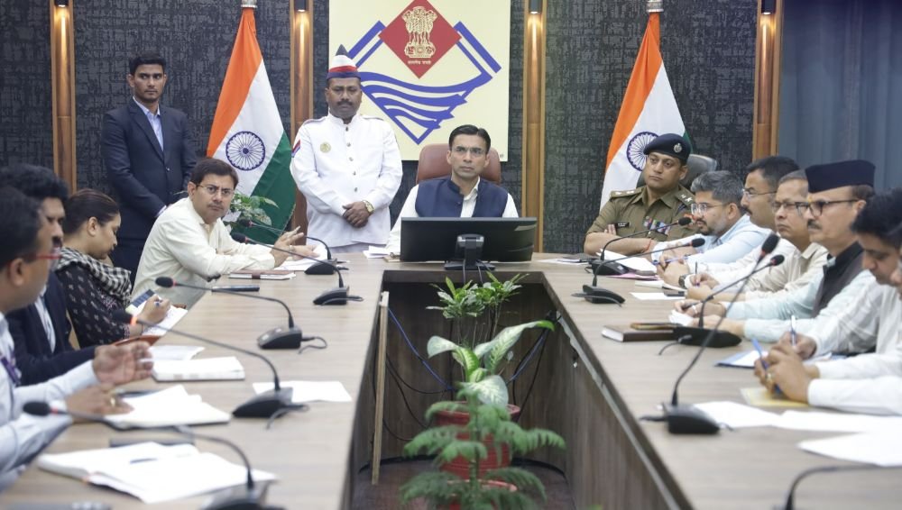 डीएम सविन बसंल की जनमानस से अपील – अफवाहों में आकर पैनिक न करें, गैस से सम्बन्धित शिकायत कन्ट्रोलरूम में कराएं दर्ज