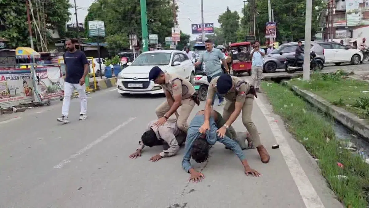 गैंगरेप आरोपियों को कस्टडी से भागना पड़ा भारी, पुलिस ने बीच सड़क सिखाया सबक, थर-थर कांप उठे! – Khabar Uttarakhand
