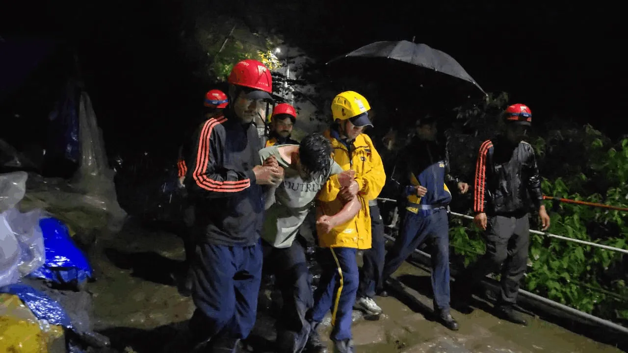 केदारनाथ मार्ग पर पैदल जा रहा था युवक, अचानक गहरी खाई में गिरा, SDRF ने किया रेस्क्यू – Khabar Uttarakhand
