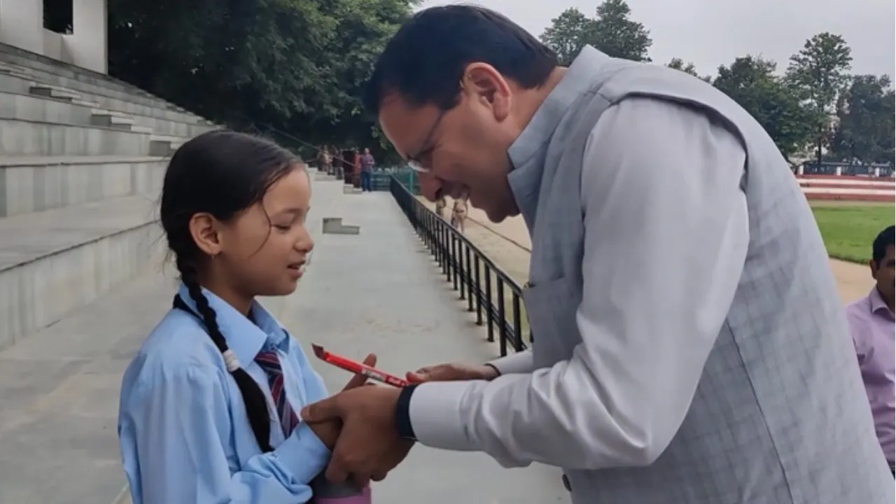 नन्हीं मासूम को देख रुककर सीएम ने पूछे सवाल, बच्ची के जवाब पर मुस्कुराए धामी, वीडियो वायरल – Khabar Uttarakhand