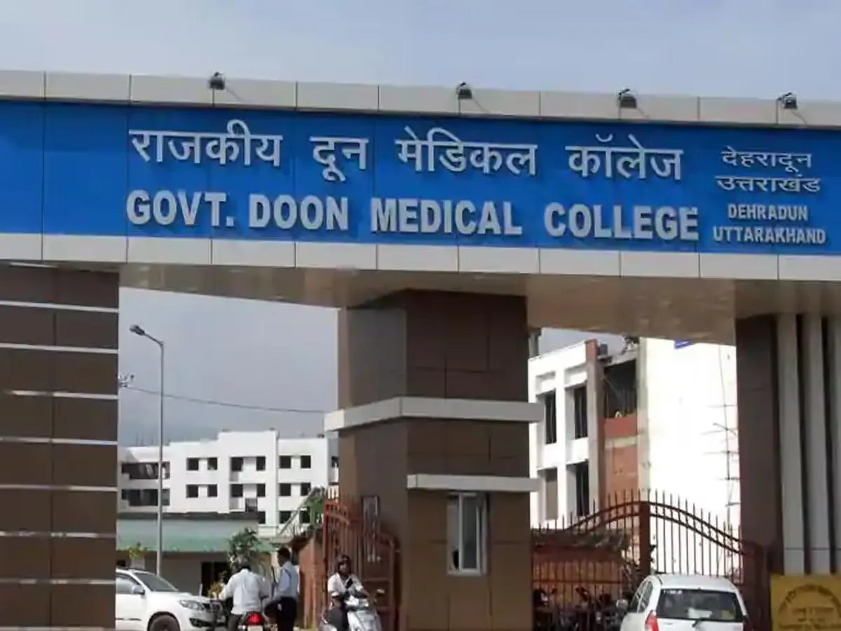 दून अस्पताल में तड़पता रहा मरीज, डॉक्टर आए तो वो भी फोटो खींचकर चले गए – Khabar Uttarakhand