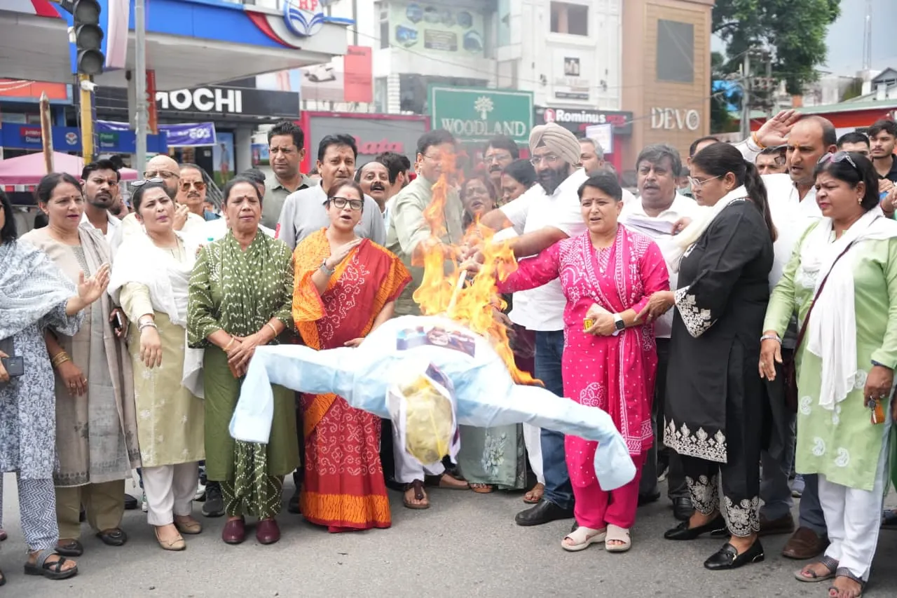 कांग्रेस का प्रहलाद जोशी के खिलाफ प्रदर्शन, नए शिक्षा मंत्री का फूंका पुतला – Khabar Uttarakhand