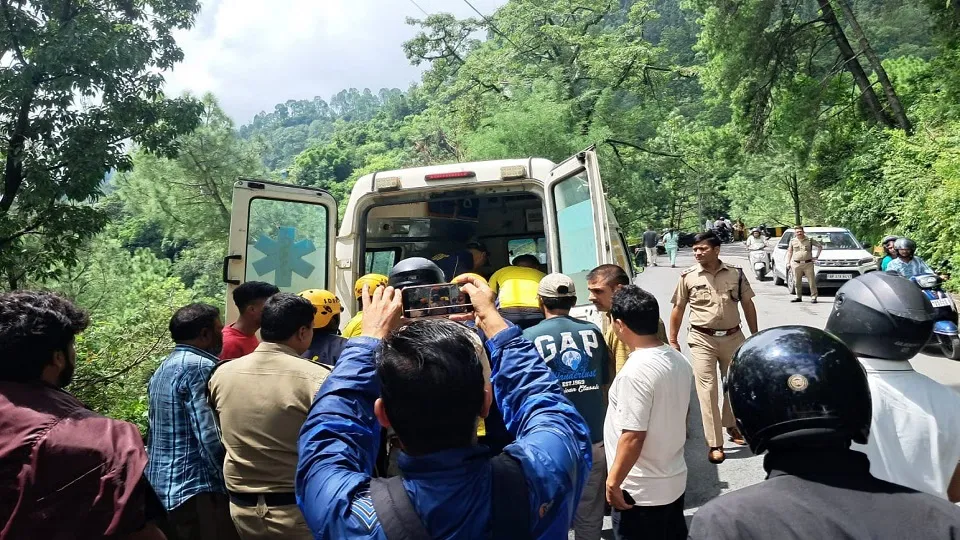 बड़ा सड़क हादसा!, गहरी खाई में गिरी छह पर्यटकों की टवेरा – Khabar Uttarakhand