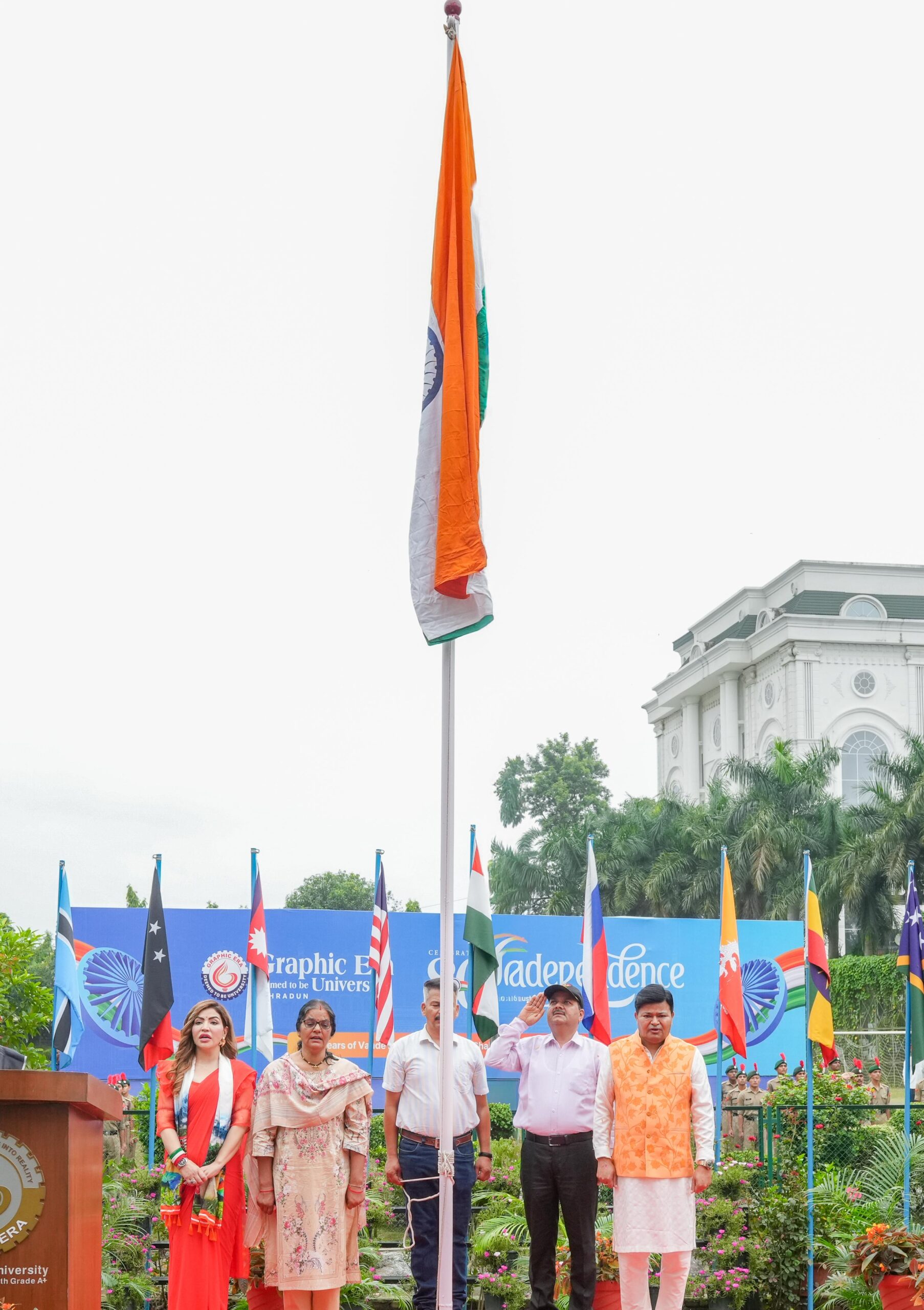 ग्राफिक एरा में शहीद के पिता ने फहराया तिरंगा  लेफ्टि. बीरेश्वर के सम्मान में स्कॉलरशिप शुरू होगी