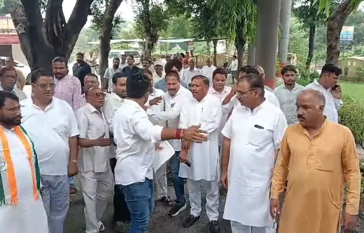 राहुल गांधी पर FIR के विरोध में कांग्रेस का प्रदर्शन, महेंद्र भट्ट के खिलाफ तहरीर
