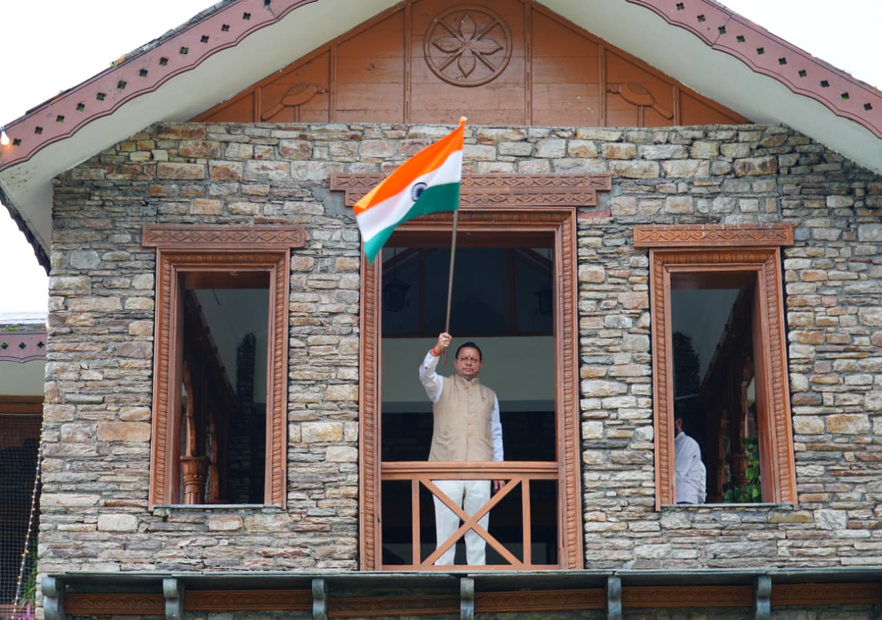 सीएम धामी ने अपने शासकीय आवास पर लगाया तिरंगा, ‘हर घर तिरंगा’ का दिया संदेश – Khabar Uttarakhand