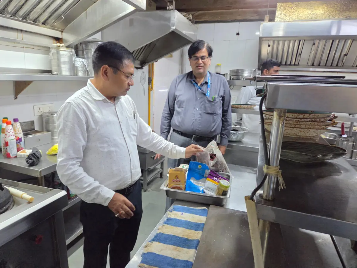 त्योहारी सीजन में खाद्य सुरक्षा विभाग की बड़ी कार्रवाई, नामी फ्रेंचाइजी रेस्टोरेंट में मिलीं गंभीर खामियां