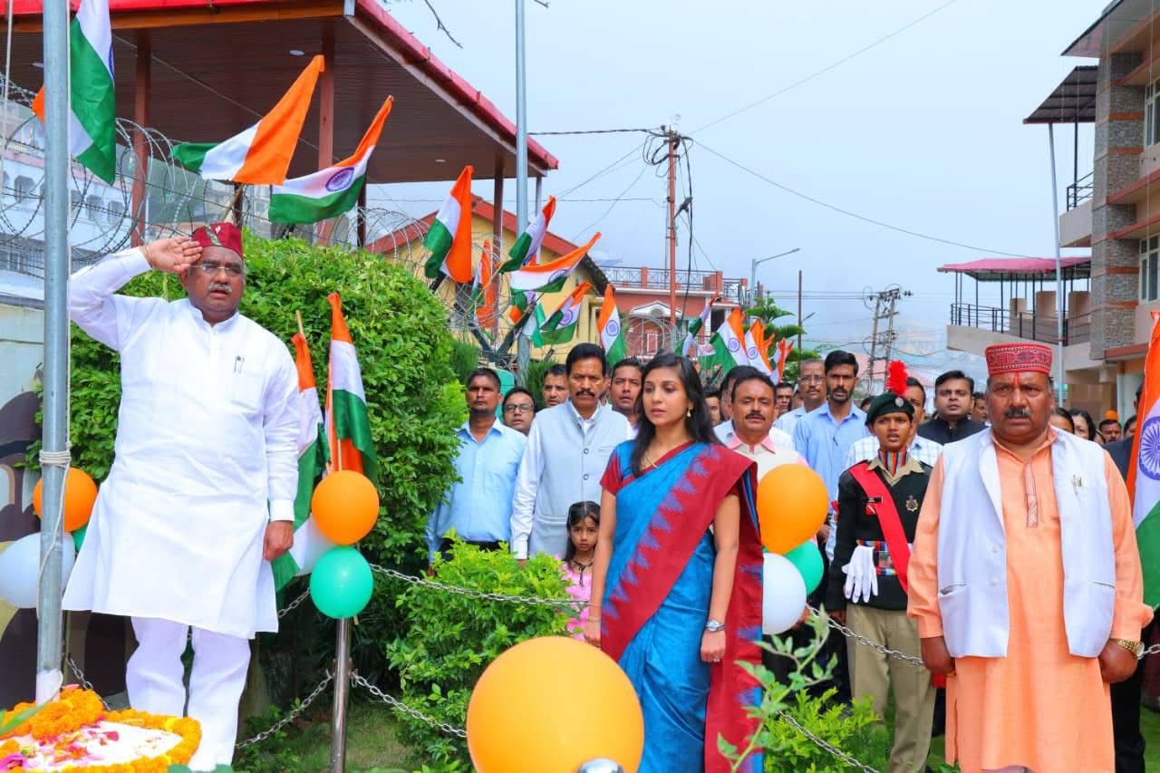 पौड़ी में दिखी स्वतंत्रता दिवस की धूम, प्रभारी मंत्री मदन कौशिक ने किया ध्वजारोहण – Khabar Uttarakhand