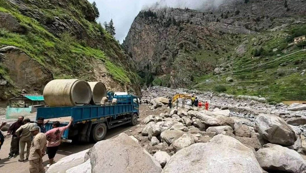 तमक नाले में ह्यूम पाइप डालकर अस्थाई मोटर मार्ग तैयार, वाहनों की आवाजाही हुई सुचारु – Khabar Uttarakhand