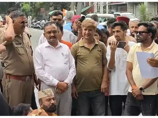 सड़क पर उतरे उत्तराखंड के लोक कलाकार, मांगों को लेकर सरकार पर लगाया अनदेखी का आरोप