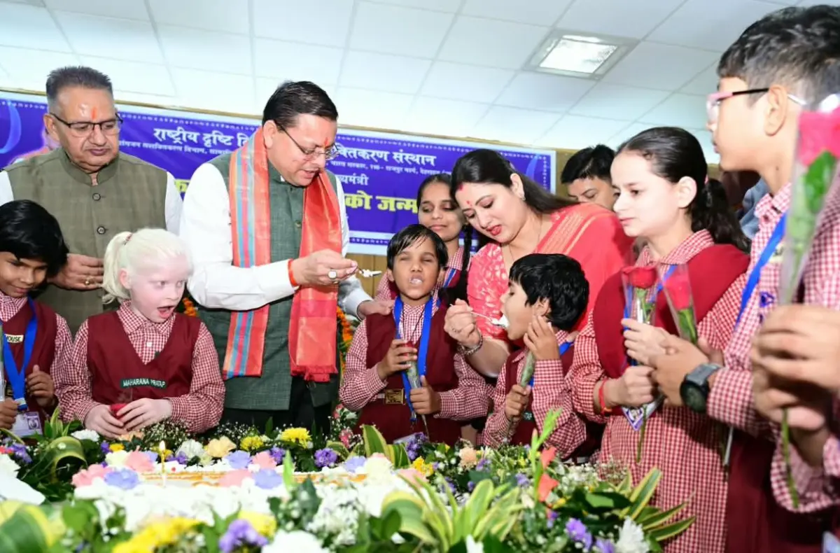 CM ने दिव्यांग बच्चों के साथ मनाया जन्मदिन, बोले इससे अनमोल उपहार कुछ और नहीं हो सकता