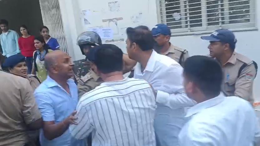DAV कॉलेज में मतदान के बीच हंगामा, NSUI कार्यकर्ताओं और पुलिस के बीच धक्का-मुक्की