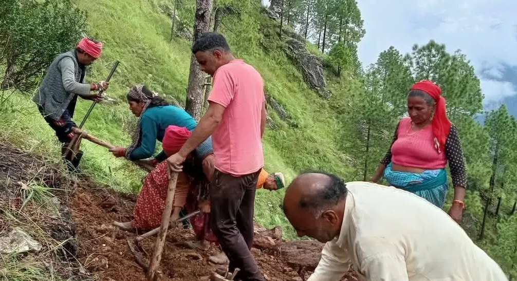 उत्तराखंड में सिस्टम से हारे ग्रामीण, खुद सड़क बनाने उतरे