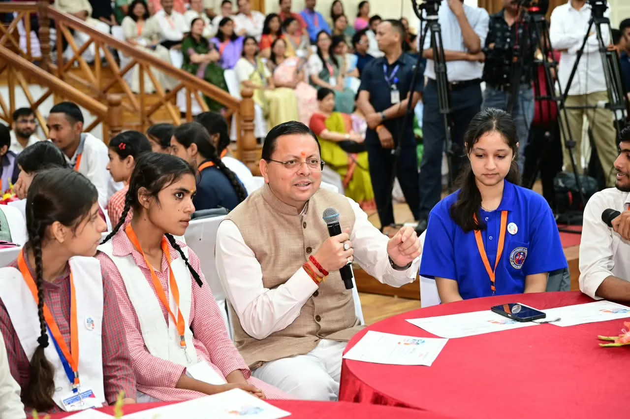 CM Dhami ने 140 छात्रों से किया संवाद, सरकारी स्कूलों के छात्रों को मिलेगा टैब