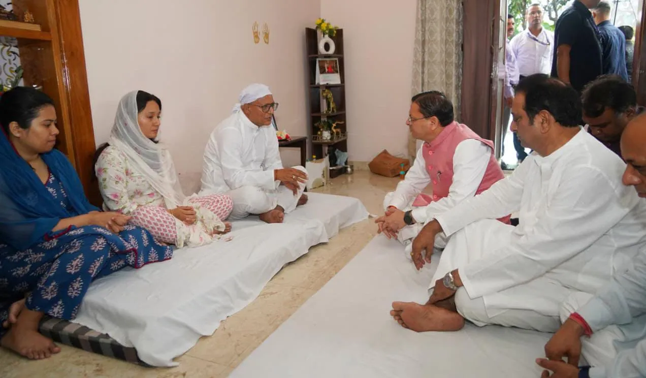 वीरेंद्र सिंह बिष्ट के घर पहुंचकर सीएम धामी ने दी श्रद्धांजलि, परिजनों से की मुलाकात