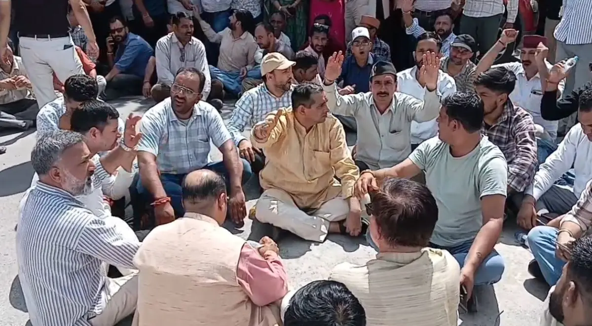 अपनी ही सरकार के मंत्री पर भाजपाइयों के आरोप, खजान दास के आवास के बाहर किया प्रदर्शन