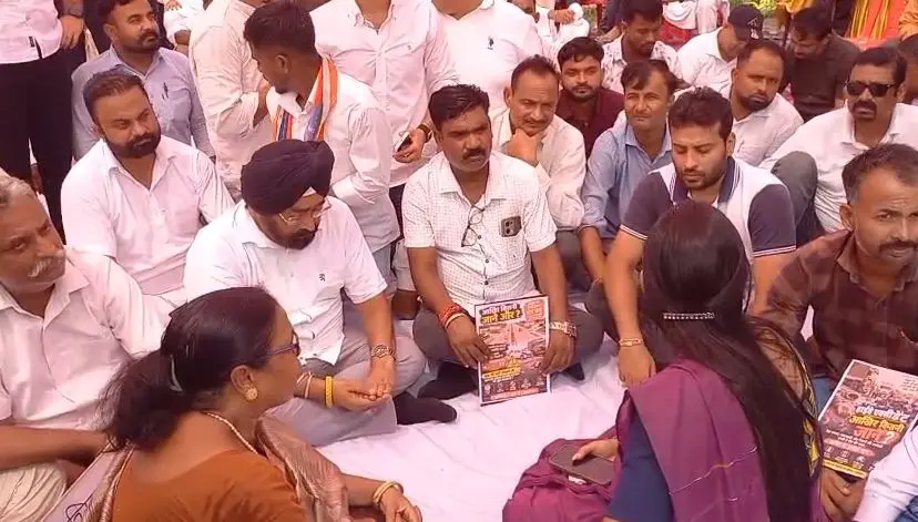 गदरपुर NH-74 पर लगातार हादसों के विरोध में कांग्रेस का धरना, अंडरपास की मांग