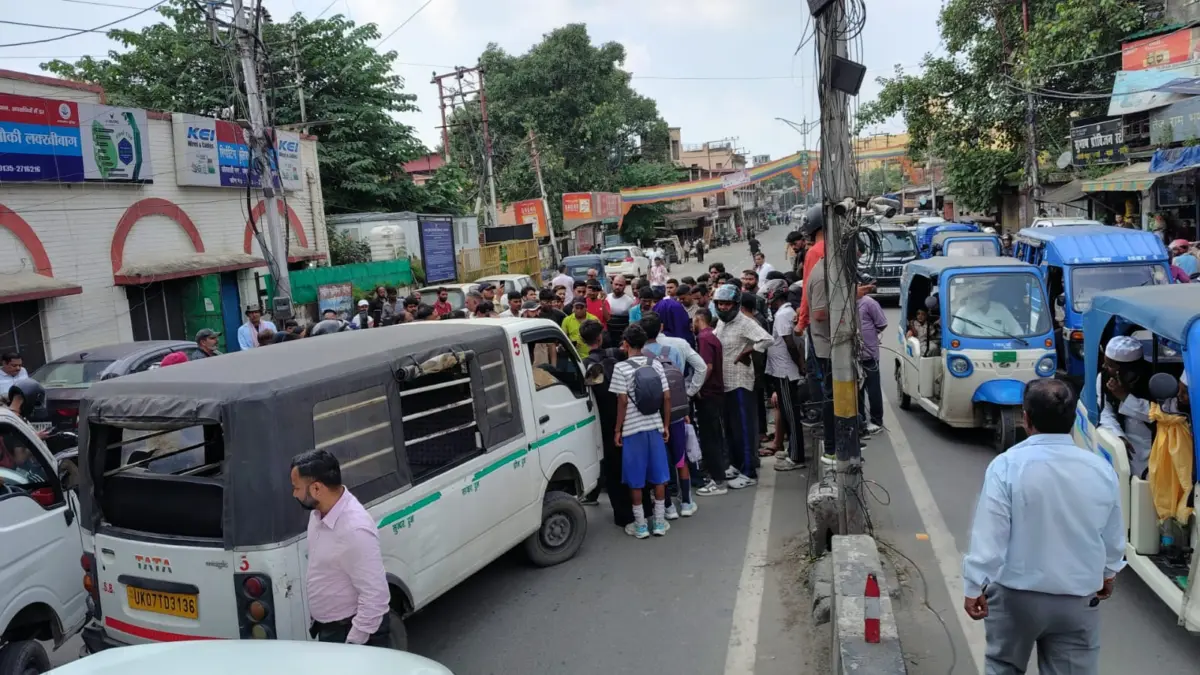 पुलिसकर्मी पर महिला से छेड़छाड़ के आरोप, धरने पर बैठे बजरंग दल कार्यकर्ता