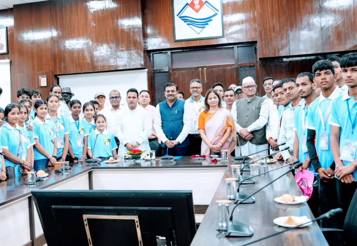 भारत भ्रमण पर निकले देवप्रयाग के टॉपर्स, देहरादून में की मुख्य सचिव से मुलाकात