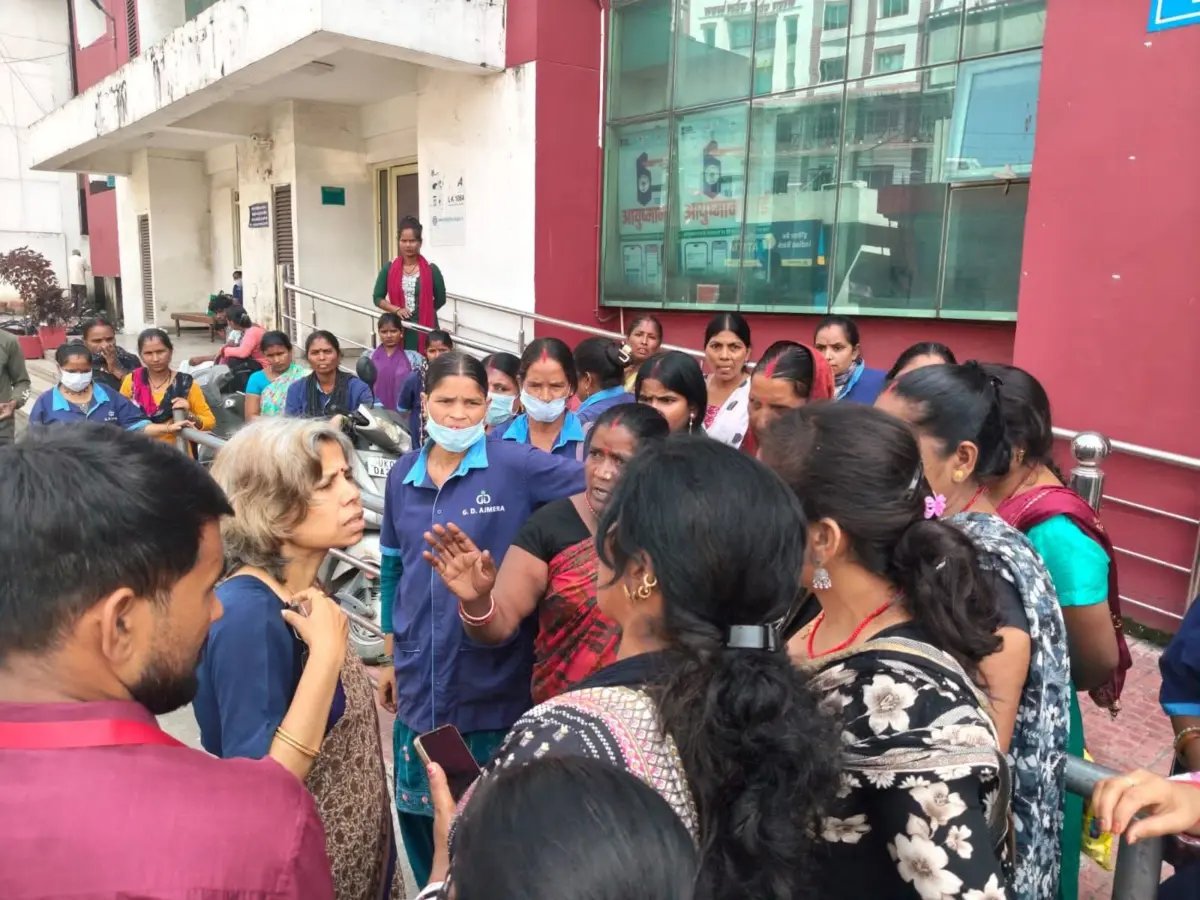 दून अस्पताल में हड़ताल पर सफाई कर्मचारी, प्राचार्य को किया घेराव