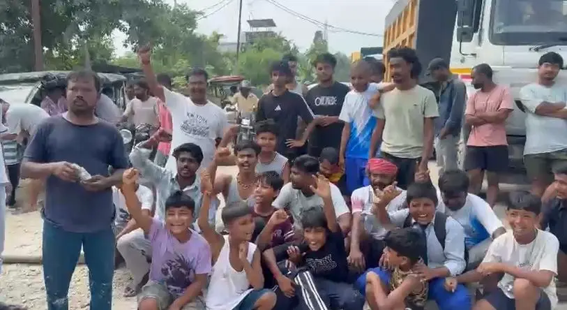 10 महीने से अधूरी सड़क, उड़ती धूल ने बढ़ाई परेशानी, Gen alpha और Gen Z युवाओं ने किया प्रदर्शन