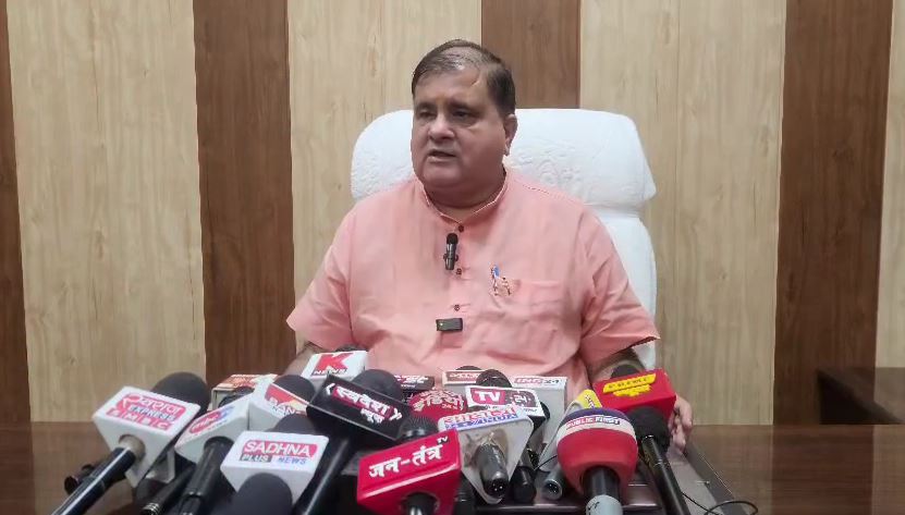 शंख विवाद पर महाराज के बचाव में उतरे भट्ट, बोले- वो धर्म के ज्ञाता हैं, अध्ययन के आधार पर ही कहा होगा