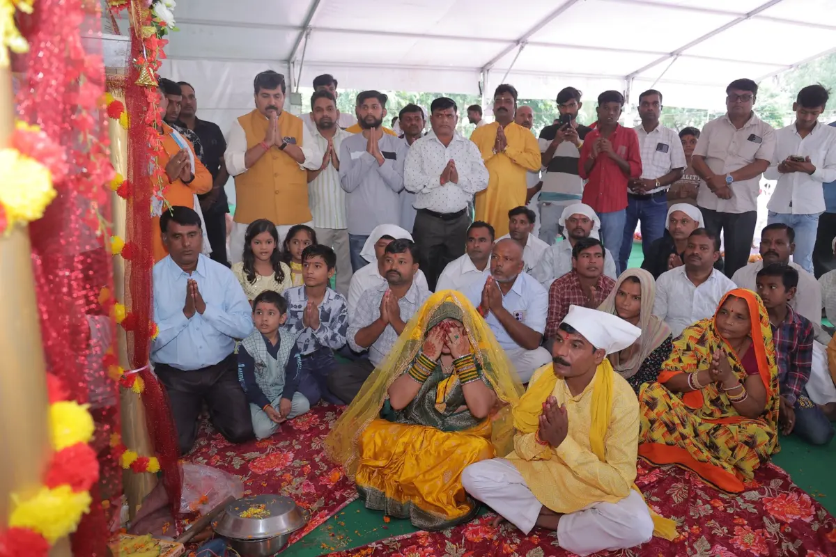 विश्वकर्मा के जयकारों से गूंजा पंडाल, बिहार से आए भोजपुरी कलाकारों ने मोहा मन