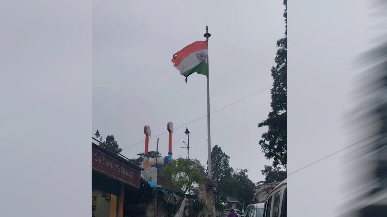मसूरी में मौसम का कहर: तेज हवाओं और बारिश से 100 फीट ऊंचा तिरंगा क्षतिग्रस्त